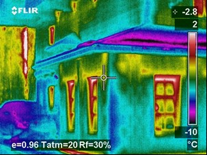 Gebäudediagnostik: Thermographische Darstellung von Wärmeverlusten an einem Hotel (historisches Gebäude) über die Außenfassade