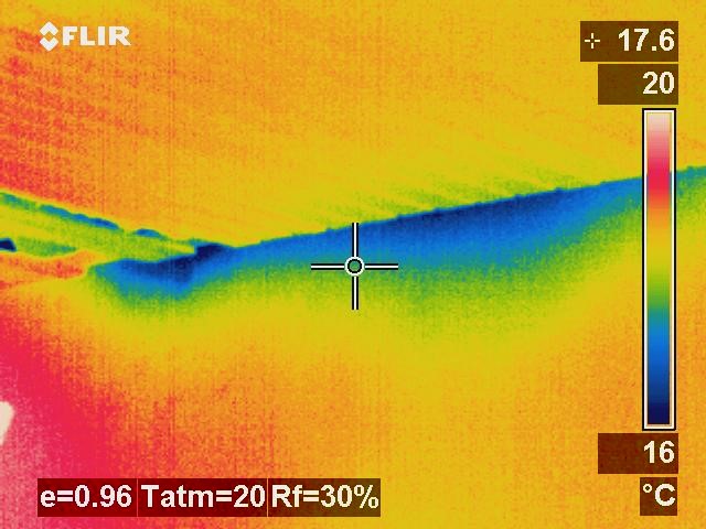 Thermographische Darstellung der Wassereintritte innerhalb der abgehängten Decke einer Turnhalle (Schadensbereich)